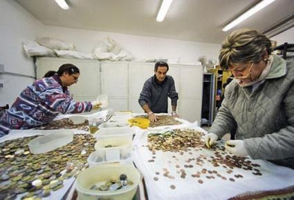 نافورة الأمنيات تريفي الإيطالية تجمع 3000 يورو يومياً لفقراء مدينة روما 